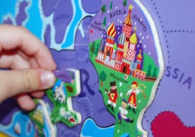 Karta svijeta za djecu u obliku naljepnice za zid odlična je ideja