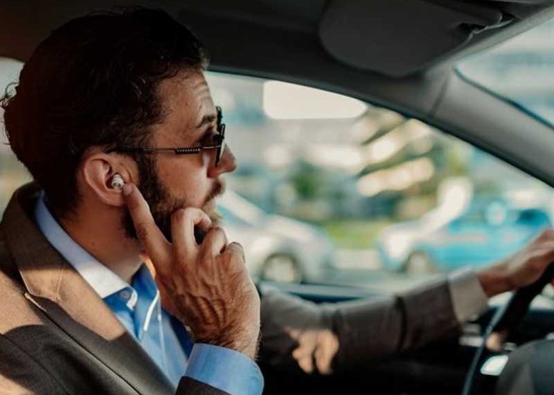 Bluetooth slušalice za auto za fokus na cesti